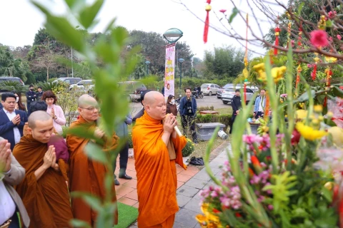 Nghi thức dựng cây nêu ngày Tết mang ý nghĩa trừ ma quỷ, xua đuổi những điều xấu của năm cũ. (Ảnh: Tuấn Đức/TTXVN) 