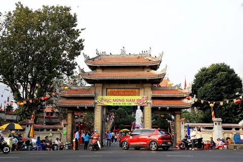 Chùa Vĩnh Nghiêm (Quận 3) thu hút rất đông người dân và du khách đi lễ chùa trong ngày đầu năm mới Quý Mão 2023. (Ảnh: Hồng Đạt/TTXVN)