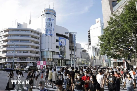 Người dân di chuyển trên đường phố tại Tokyo, Nhật Bản. (Ảnh: Kyodo/TTXVN) 