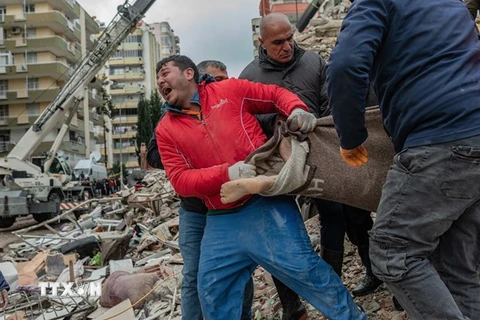 Lực lượng cứu hộ chuyển thi thể nạn nhân thiệt mạng sau trận động đất tại Adana, Thổ Nhĩ Kỳ, ngày 6/2/2023. (Ảnh: AFP/TTXVN) 