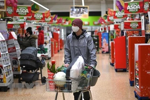 Người dân mua sắm tại một siêu thị ở Đức. (Ảnh: AFP/TTXVN) 