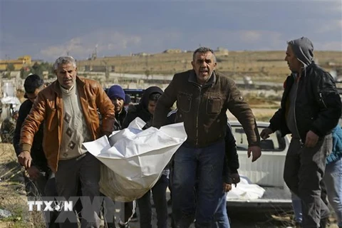 Chuyển thi thể nạn nhân sau trận động đất tại thành phố Aleppo, miền Bắc Syria ngày 7/2/2023. (Ảnh: AFP/TTXVN) 