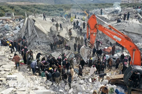 Lực lượng cứu hộ tìm kiếm nạn nhân trong đống đổ nát sau trận động đất tại Harim, tỉnh Idlib (Syria), giáp giới với Thổ Nhĩ Kỳ. (Ảnh: AFP/TTXVN) 