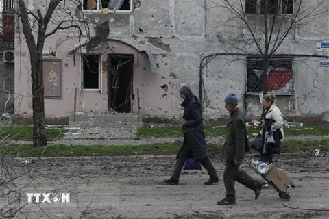 Người dân Ukraine sơ tán khỏi thành phố Mariupol. (Ảnh: THX/TTXVN)