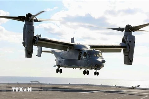 Máy bay Osprey của quân đội Mỹ hạ cánh xuống tàu Kaga của Lực lượng Phòng vệ Biển Nhật Bản ở ngoài khơi vùng Shikoku, ngày 26/10/2020. (Ảnh: Kyodo/TTXVN) 
