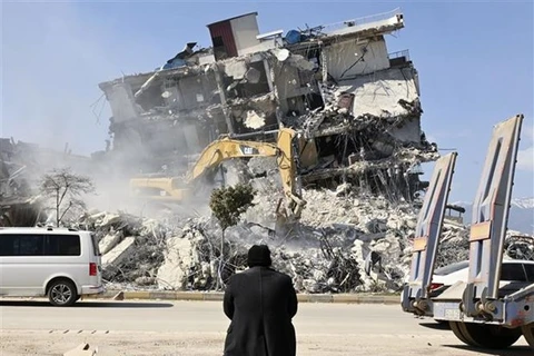 Khắc phục hậu quả tại hiện trường đổ nát sau động đất mạnh ở thành phố Antakya, Thổ Nhĩ Kỳ. (Ảnh: Kyodo/TTXVN) 