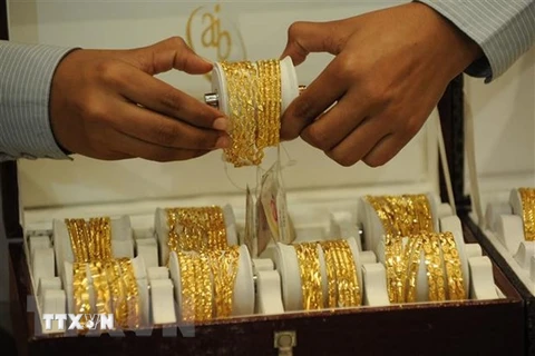 Một cửa hàng vàng ở Ahmedabad, Ấn Độ. (Ảnh: AFP/TTXVN) 