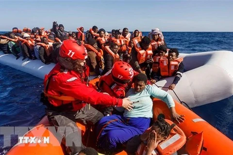 Italy giải cứu khoảng 1.000 người di cư trôi dạt trên Địa Trung Hải