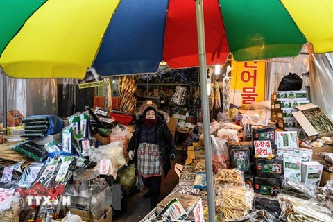 Một quầy hàng tại chợ Namseong ở Seoul, Hàn Quốc. (Ảnh: AFP/TTXVN) 