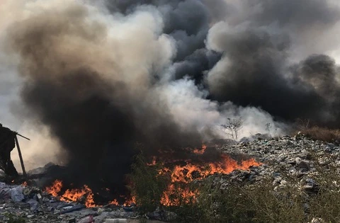 Lâm Đồng: Khẩn trương dập tắt đám cháy tại bãi rác Cam Ly
