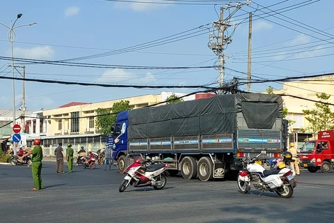Chiếc xe tải mang biển số 69H-000.57 được cho là tông vào đuôi xe máy khiến 2 người đi xe máy tử vong tại chỗ. (Ảnh: Huỳnh Anh/TTXVN)