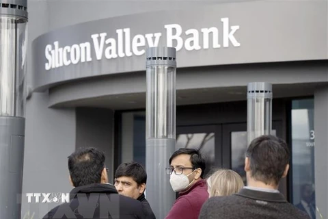 Người dân tập trung bên ngoài trụ sở ngân hàng Silicon Valley Bank (SVB) ở California, Mỹ ngày 13/3/2023. (Ảnh: THX/TTXVN) 