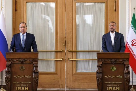  Ngoại trưởng Iran Hossein Amir-Abdollahian (phải) và Ngoại trưởng Nga Sergei Lavrov (trái) trong cuộc gặp tại Tehran, Iran, ngày 23/6/2022.( Ảnh: AFP/TTXVN)