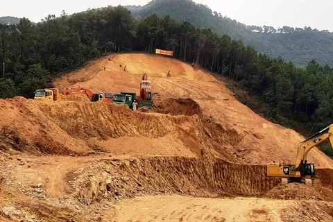 Dự án Cao tốc Vĩnh Hảo-Phan Thiết vẫn còn đang thiếu nguồn cung cấp đất đắp lên tới khoảng 920.000m3. (Ảnh: Việt Hùng/Vietnam+) 