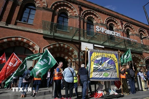 Công nhân ngành đường sắt tại Anh đình công bên ngoài nhà ga quốc tế St Pancras ở trung tâm London, Anh. (Ảnh: AFP/TTXVN) 
