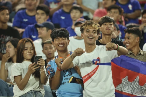 SEA Games 32: Không khí sôi động của các CĐV yêu bóng đá tại Campuchia
