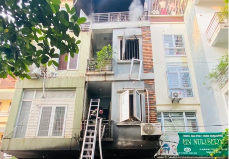 Hà Nội: 5 người trong một gia đình thoát nạn trong đám cháy nhà