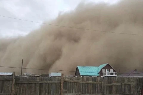 Mông Cổ bị ảnh hưởng nghiêm trọng bởi bão cát và bão tuyết