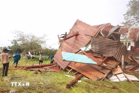 Thừa Thiên-Huế: Dông lốc làm tốc mái hơn 80 ngôi nhà