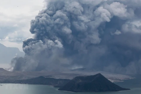 Philippines ban bố lệnh sơ tán do nguy cơ núi lửa Mayon phun trào