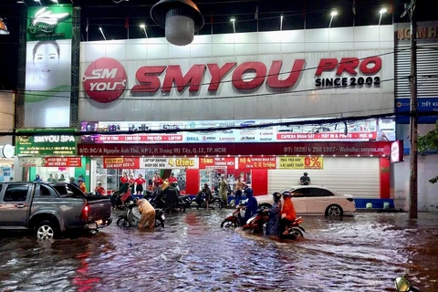 TP HCM: Ngập nặng, giao thông hỗn loạn sau cơn mưa kéo dài