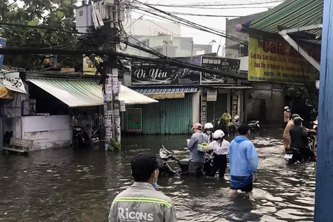 Mưa lớn khiến nhiều tuyến đường ở TP Hồ Chí Minh ngập sâu như sông