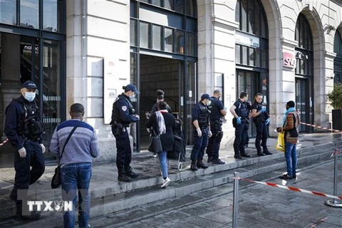 Pháp: Bắt giữ 5 cảnh sát do liên quan cái chết của một người đàn ông