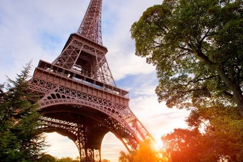 Lực lượng cảnh sát Pháp bắt giữ một người nhảy dù từ tháp Eiffel