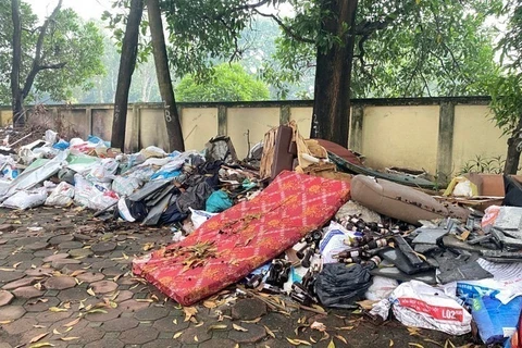 Hà Nội: Khẩn trương thu dọn rác thải trên đường Nguyễn Khuyến