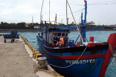 Hỗ trợ tàu cá Phú Yên bị hỏng máy tại quần đảo Trường Sa