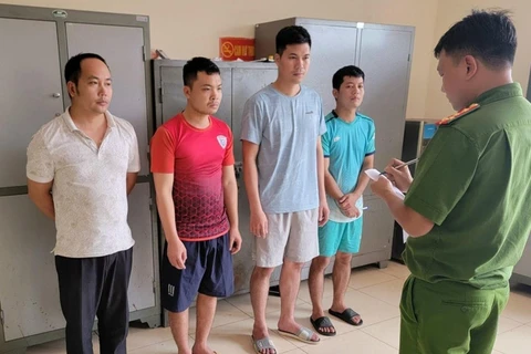 Bắt giữ 5 nhân viên bốc xếp hành lý ký gửi tại Sân bay Nội Bài