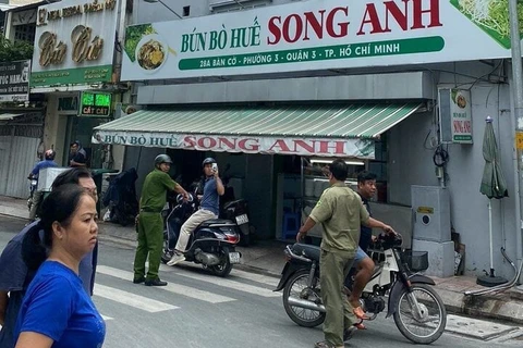 TP HCM: Thanh niên khỏa thân rượt chém hàng loạt người rồi tự sát