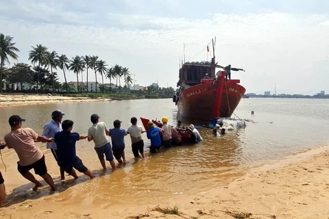Quảng Bình: Chìm thuyền trên biển, hai ngư dân tự bơi vào bờ