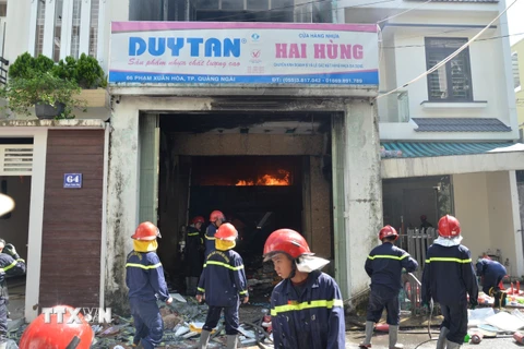 Quảng Ngãi: Dập tắt đám cháy lớn tại cửa hàng kinh doanh nhựa 