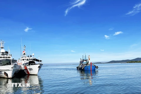 Cảnh sát biển phát hiện tàu chở 80.000 lít dầu không rõ nguồn gốc