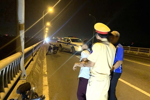 Cảnh sát Giao thông kịp thời ngăn người phụ nữ định nhảy cầu