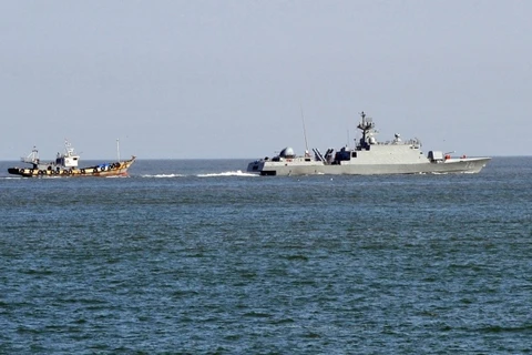 Hải quân Hàn Quốc hỗ trợ tàu Triều Tiên mắc cạn ở hải giới liên Triều