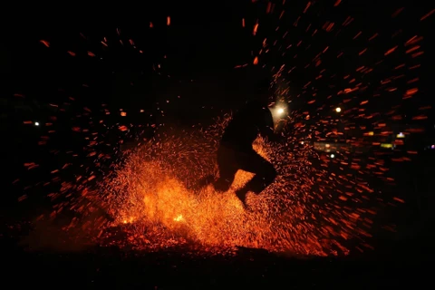 [Photo] Lai Châu: “Nghi lễ nhảy lửa” của người dân tộc Pa Thẻn