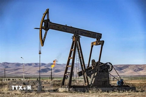 Giá dầu tăng 1%, chứng khoán phục hồi trong khi vàng giảm