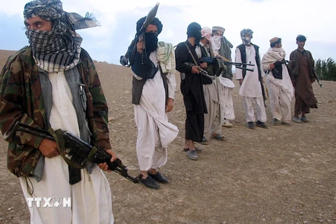 Các tay súng và phiến quân Taliban trên một ngọn đồi tại Maydan Shahr thuộc tỉnh Wardak, Afghanistan. (Ảnh: AFP/TTXVN) 