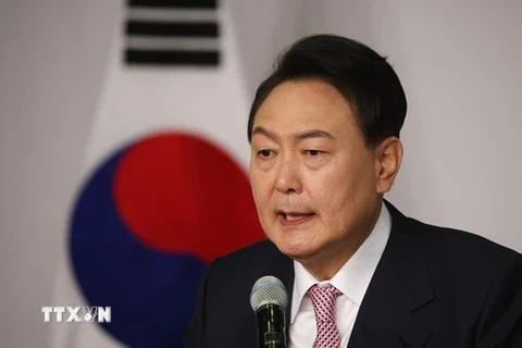 Tổng thống Hàn Quốc Yoon Suk-yeol phát biểu tại một cuộc họp báo ở Seoul. (Ảnh: AFP/TTXVN) 