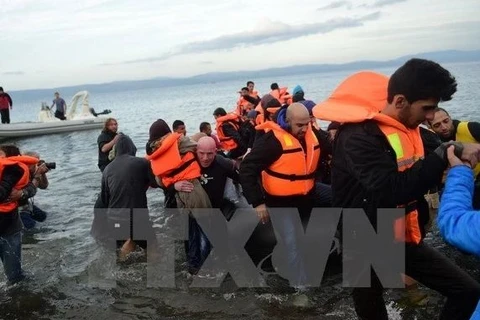 Người di cư vượt biển vào châu Âu. (Nguồn: AFP/TTXVN)