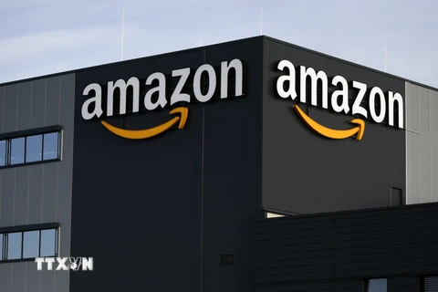 Biểu tượng Amazon tại trung tâm phân phối ở Moenchengladbach, Đức. (Ảnh: AFP/TTXVN)