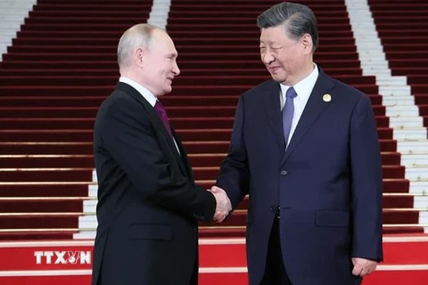 Chủ tịch Trung Quốc Tập Cận Bình (phải) đón Tổng thống Nga Vladimir Putin tới tham dự Diễn đàn cấp cao “Vành đai và Con đường” lần thứ ba tại Bắc Kinh. (Ảnh: AFP/TTXVN) 
