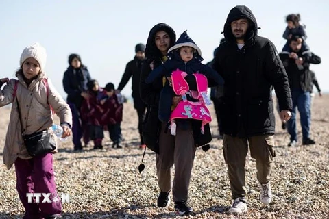 Người di cư tìm cách vượt qua eo biển Manche vào Anh. (Ảnh: AFP/TTXVN) 