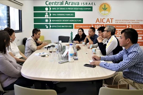 Đại sứ Việt Nam tại Israel Lý Đức Trung (thứ hai, từ phải sang) cùng các cán bộ Đại sứ quán làm việc với lãnh đạo Trung tâm AICAT. (Ảnh: TTXVN phát)