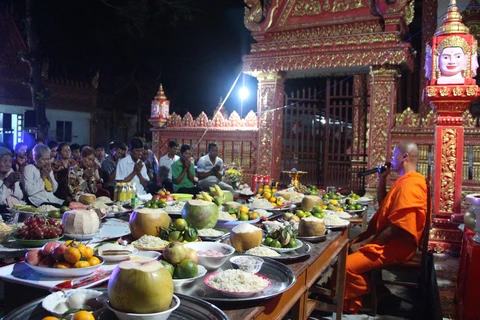 Đại đức Danh Tuấn, Trụ trì chùa Ratana Paphia Vararam (xã Vị Bình, huyện Vị Thủy), thuyết pháp đến Phật tử tại Lễ Ok Om Bok. (Ảnh: Hồng Thái/TTXVN)