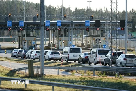 Ôtô xếp hàng chờ qua cửa khẩu biên giới Nuijamaa giữa Nga và Phần Lan tại Lappeenranta, Đông Nam Phần Lan, ngày 17/11/2023. (Ảnh: AFP/TTXVN) 