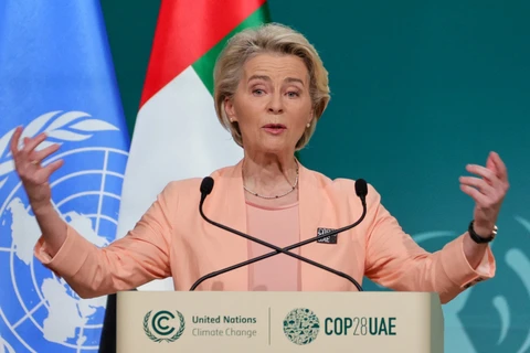 Chủ tịch Ủy ban châu Âu (EC) Ursula von der Leyen phát biểu tại phiên họp cấp cao các nguyên thủ và lãnh đạo Chính phủ tại Hội nghị lần thứ 28 Các bên tham gia Công ước khung của Liên hợp quốc (LHQ) về biến đổi khí hậu (COP28) ở Dubai (UAE) ngày 1/12/2023. (Ảnh: AFP/TTXVN)