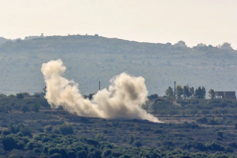 Khói bốc lên sau cuộc không kích của Israel xuống thị trấn Tair Harfa, miền Nam Liban nhằm trả đũa các vụ tấn công của phong trào Hezbollah, ngày 2/12/2023. (Ảnh: AFP/TTXVN )